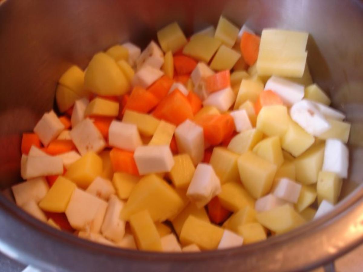Gefülltes Hähnchenbrustfilet mit Möhren-Sellerie-Kartoffelstampf und Rotkohlsalat - Rezept - Bild Nr. 9