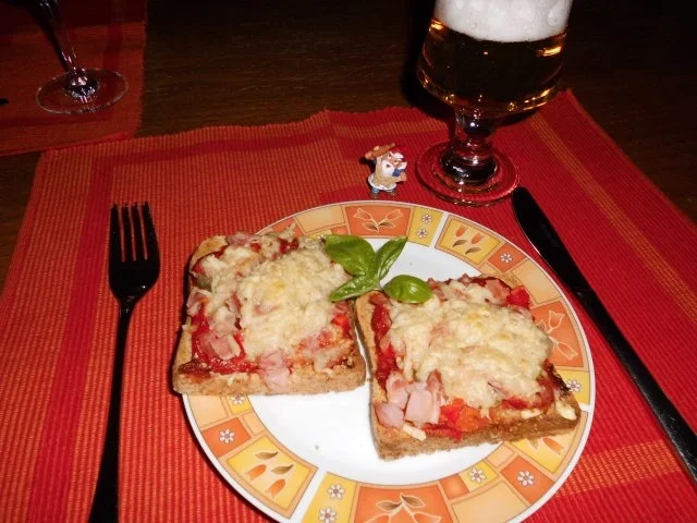 Pizza-Toasts>> - Rezept