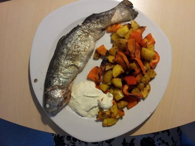 Forelle mit Paprika-Bratkartoffeln und Crème fraîche mit Kräutern - Rezept