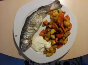 Forelle mit Paprika-Bratkartoffeln und Crème fraîche mit Kräutern - Rezept