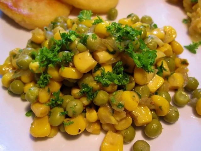 Gemüse aus Mais mit grünen Erbsen - Rezept