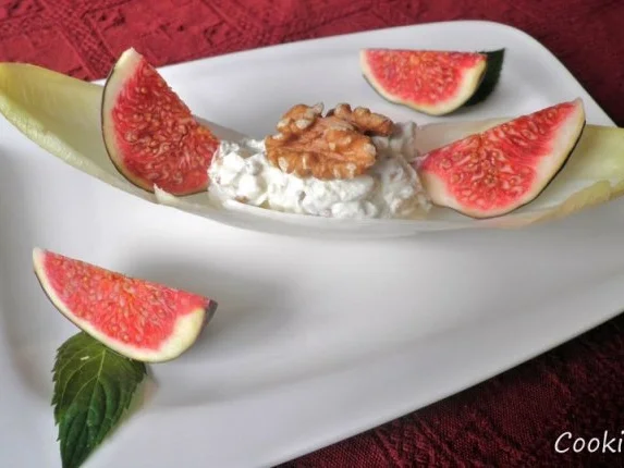 Rezept: Chicoree - Boot mit Frischkäse und Feigen Chicoree - Boot mit Frischkäse und Feigen - Rezept