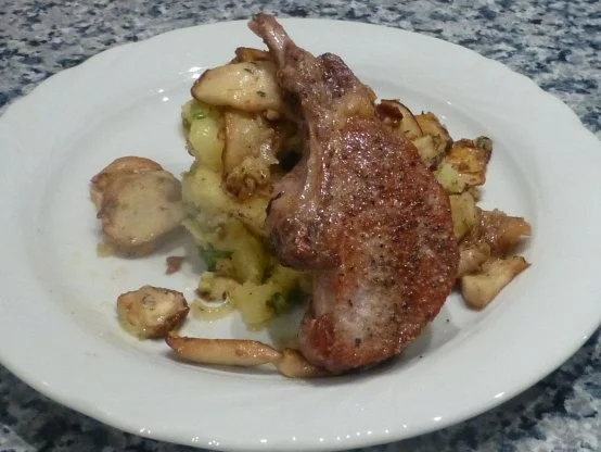 Mediterraner Kartoffelstampf mit Steinpilzen und Ibericokotelett - Rezept