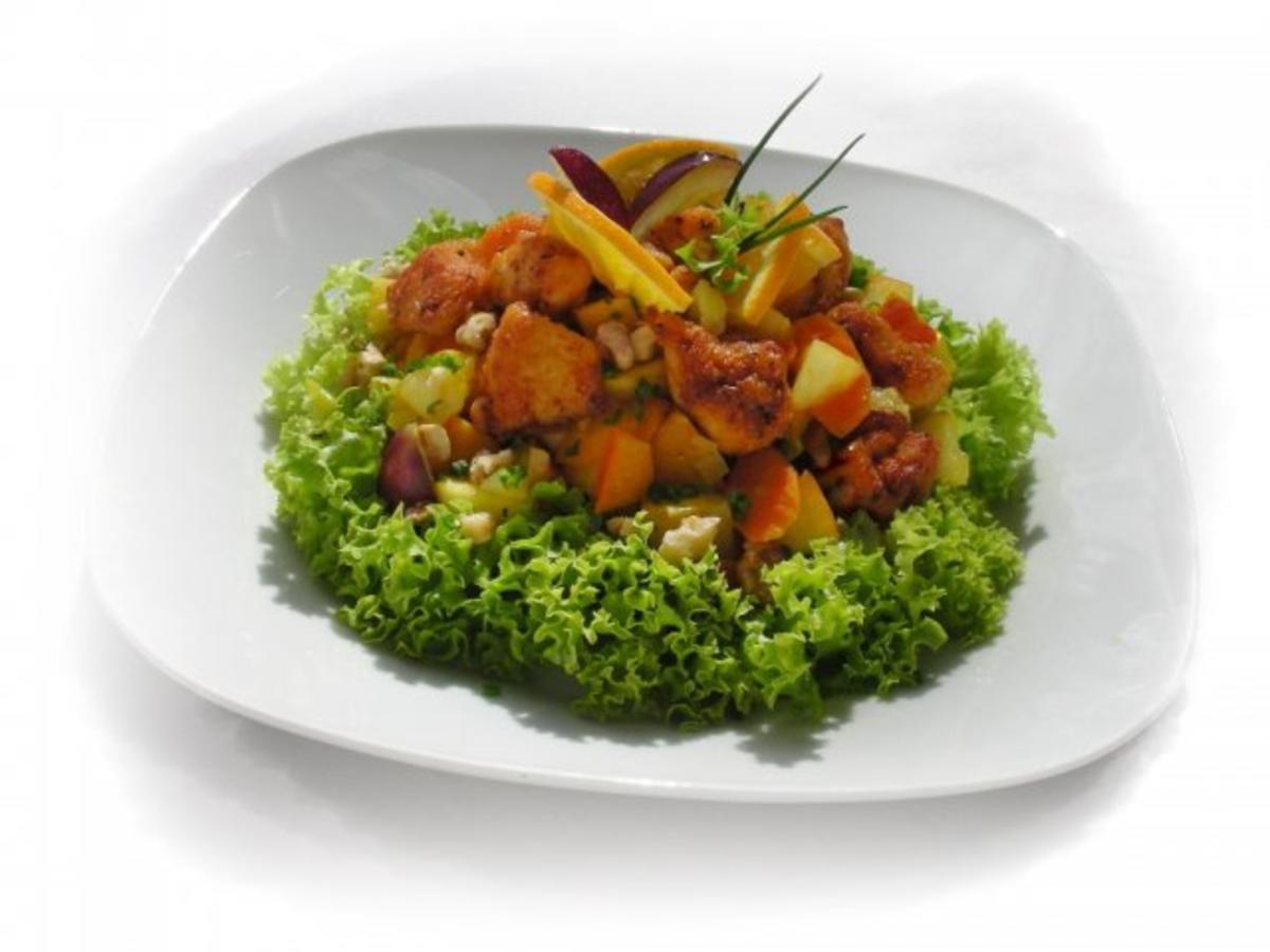 Herbstlicher Kürbissalat mit Obst und Hühnerfleisch - Rezept