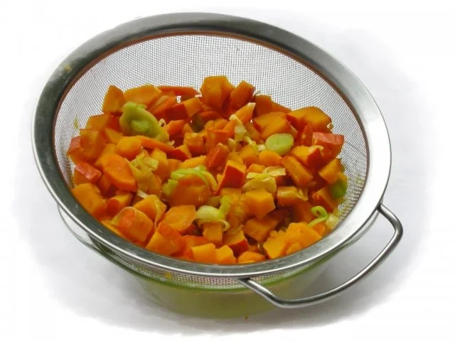 Herbstlicher Kürbissalat mit Obst und Hühnerfleisch - Rezept - Bild Nr. 6