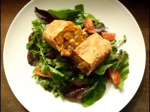 Rezept: Kürbis-Strudel mit herbstlichem Salat Kürbis-Strudel mit herbstlichem Salat - Rezept