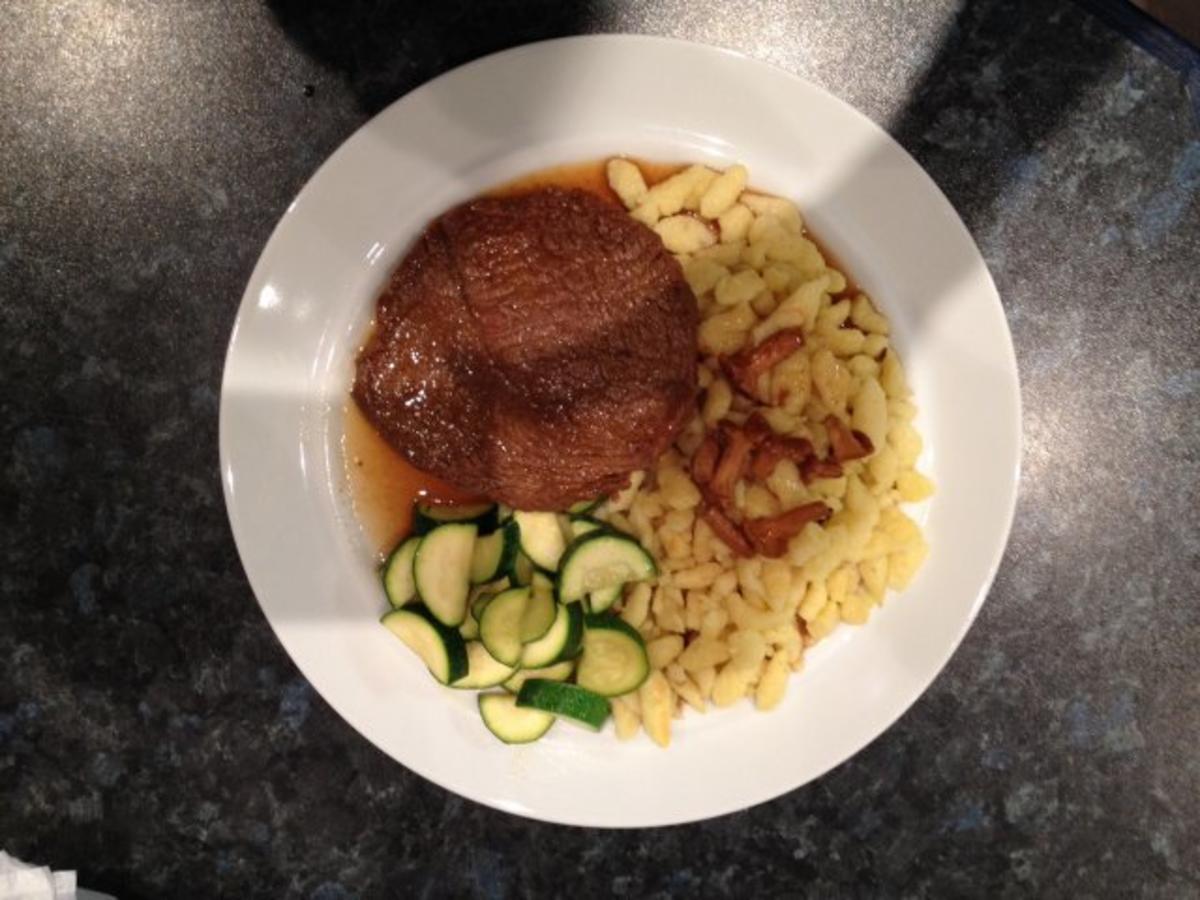 Rindfleisch mit Spätzle, Pfifferlinge und Zuchini à la Mama - Rezept ...