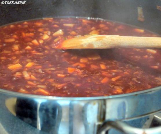 Ochsenschwanzragout mit Ochsenschwanz, in Stücke geschnitten und ...