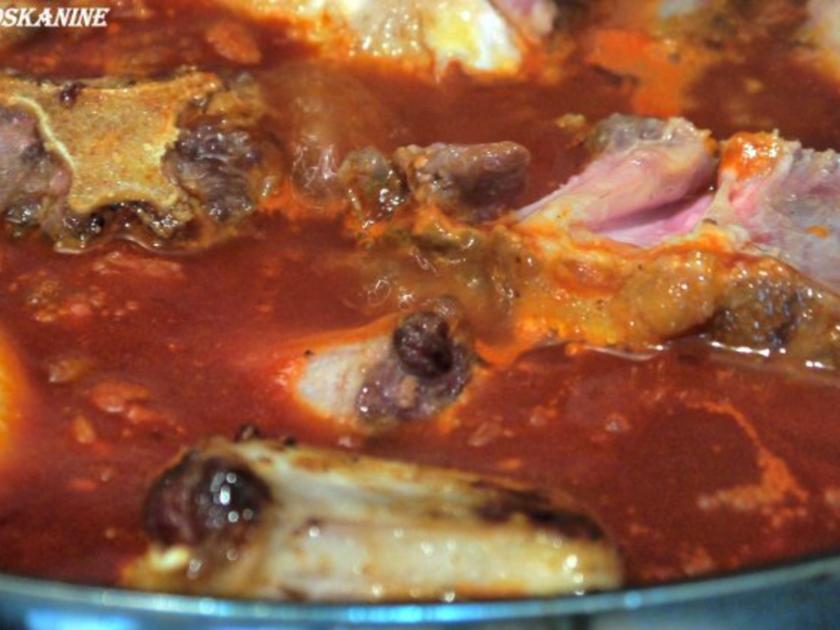 Ochsenschwanzragout mit Ochsenschwanz, in Stücke geschnitten und ...