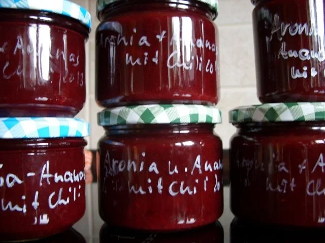 Konfitüre & Co: Aronia mit Ananas und Chili - Rezept