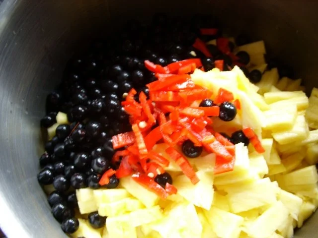 Konfitüre & Co: Aronia mit Ananas und Chili - Rezept - Bild Nr. 2