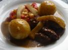 Geschmorte Spanferkelbäckchen mit Gewürzbirnen und Paprika - Rezept