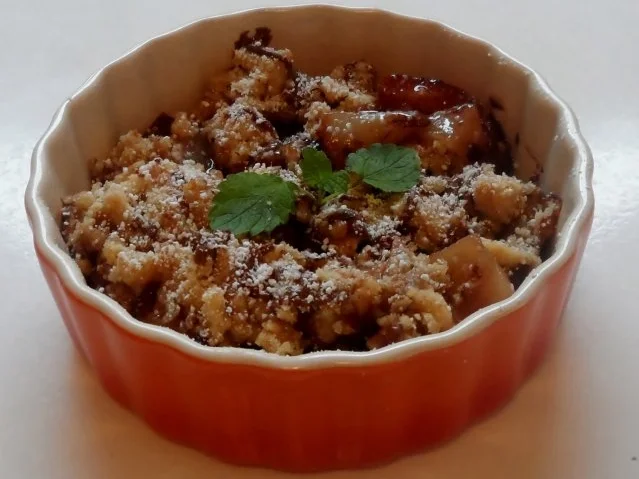 Dessert: Birnen-Zwetschgen-Crumble mit Cranberries und Chilischokolade - Rezept