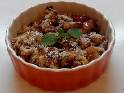 Dessert: Birnen-Zwetschgen-Crumble mit Cranberries und Chilischokolade - Rezept