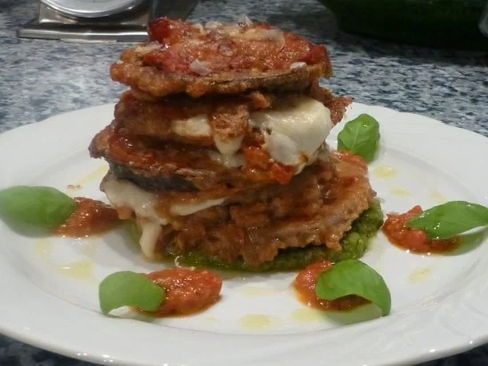 Auflauf von Auberginenpiccata mit Tomatensauce und Pesto - Rezept
