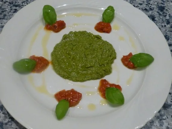 Auflauf von Auberginenpiccata mit Tomatensauce und Pesto - Rezept - Bild Nr. 2