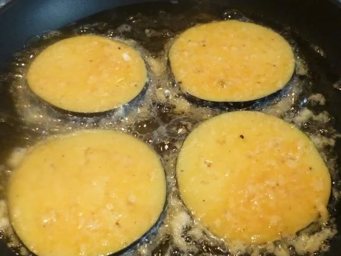 Auflauf von Auberginenpiccata mit Tomatensauce und Pesto - Rezept - Bild Nr. 4