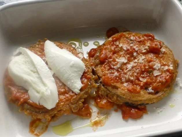 Auflauf von Auberginenpiccata mit Tomatensauce und Pesto - Rezept - Bild Nr. 6