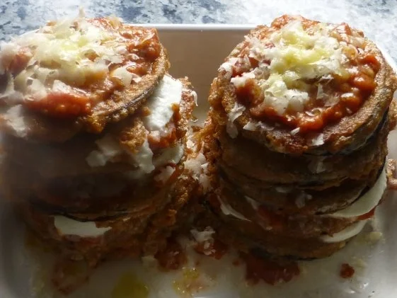 Auflauf von Auberginenpiccata mit Tomatensauce und Pesto - Rezept - Bild Nr. 7