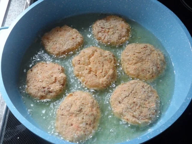 Kartoffel-Parmesan-Plätzchen mit feurigem Paprika-Tomaten-Dip - Rezept - Bild Nr. 12