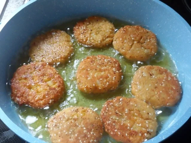 Kartoffel-Parmesan-Plätzchen mit feurigem Paprika-Tomaten-Dip - Rezept - Bild Nr. 13