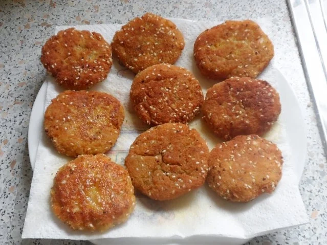 Kartoffel-Parmesan-Plätzchen mit feurigem Paprika-Tomaten-Dip - Rezept - Bild Nr. 14