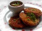 Kartoffel-Parmesan-Plätzchen mit feurigem Paprika-Tomaten-Dip - Rezept