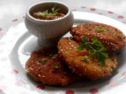 Kartoffel-Parmesan-Plätzchen mit feurigem Paprika-Tomaten-Dip - Rezept
