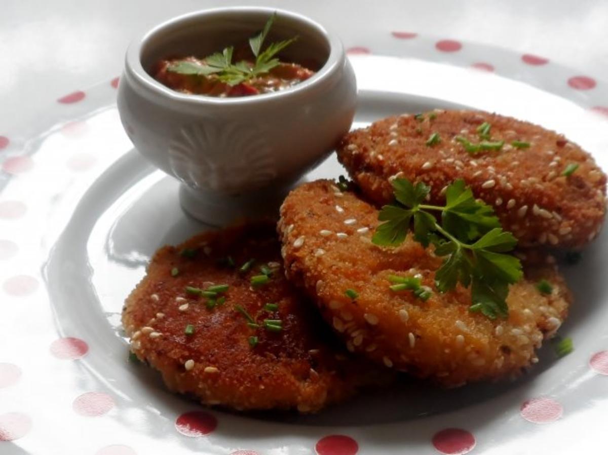 Bilder für Kartoffel-Parmesan-Plätzchen mit feurigem Paprika-Tomaten-Dip - Rezept