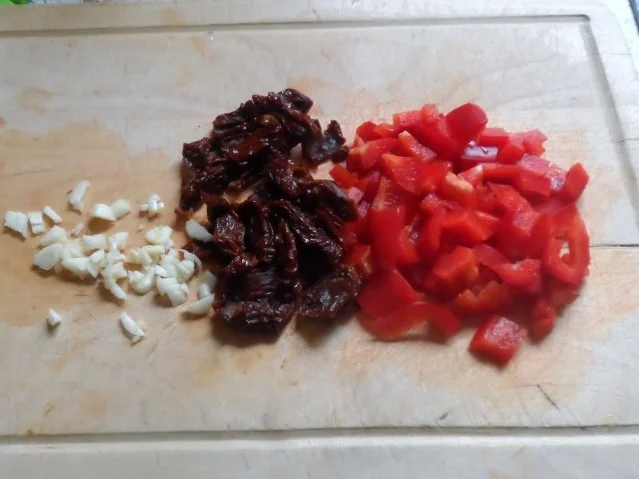 Kartoffel-Parmesan-Plätzchen mit feurigem Paprika-Tomaten-Dip - Rezept - Bild Nr. 2