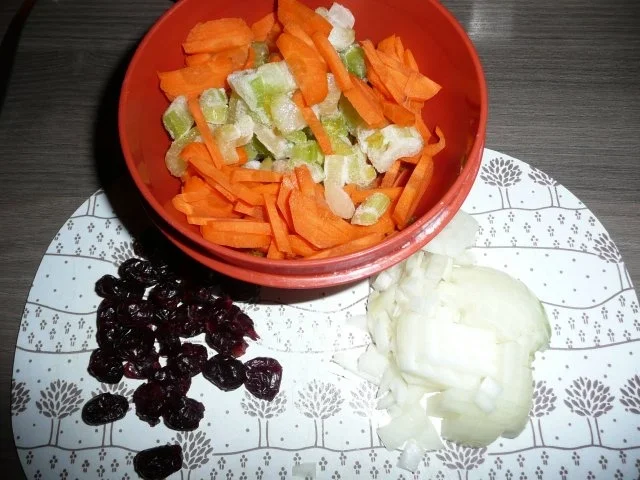 Kartoffel - Sellerie - Suppe mit Steinpilzen, Crandbeeries, Walnüsse + Coutons ! - Rezept - Bild Nr. 2