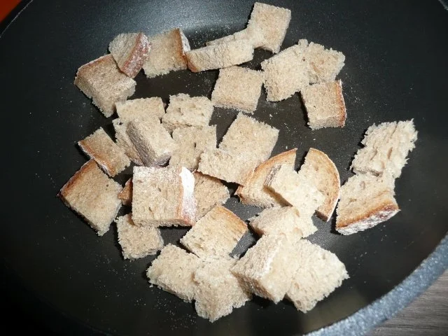 Kartoffel - Sellerie - Suppe mit Steinpilzen, Crandbeeries, Walnüsse + Coutons ! - Rezept - Bild Nr. 4