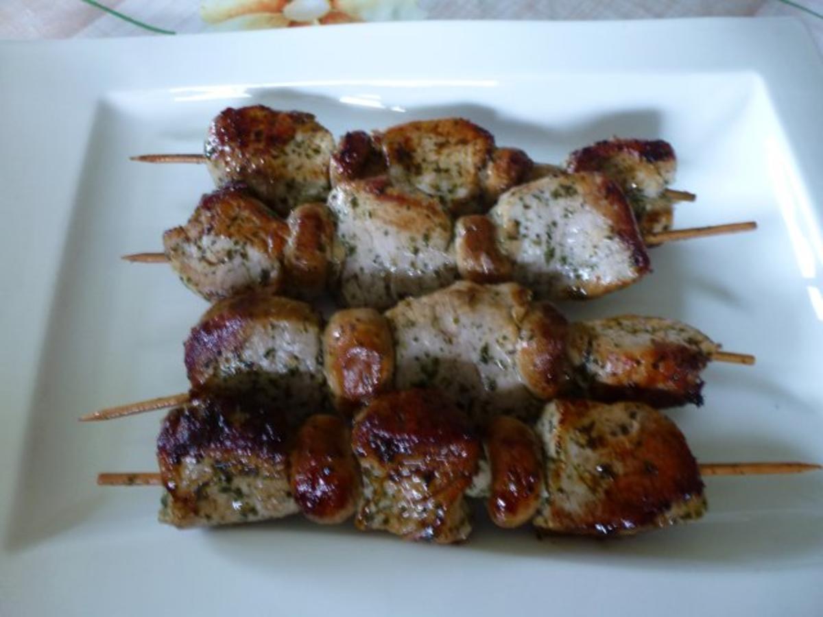 Marinierte Fleischspieße zu cremigem Nudelsalat - Rezept - kochbar.de