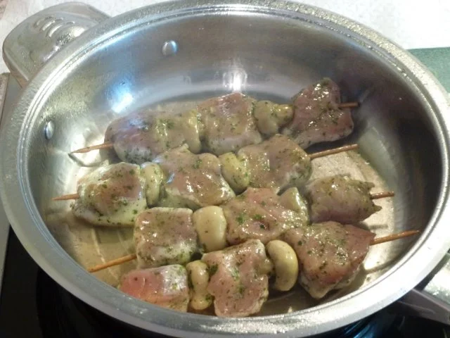 Rezept: Marinierte Fleischspieße zu cremigem Nudelsalat Bild Nr. 4 Marinierte Fleischspieße zu cremigem Nudelsalat - Rezept - Bild Nr. 4