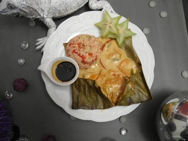 Rezept: Rotbarsch mit rotem Curry im Bananenblatt, dazu frischer Couscous-Salat Rotbarsch mit rotem Curry im Bananenblatt, dazu frischer Couscous-Salat - Rezept