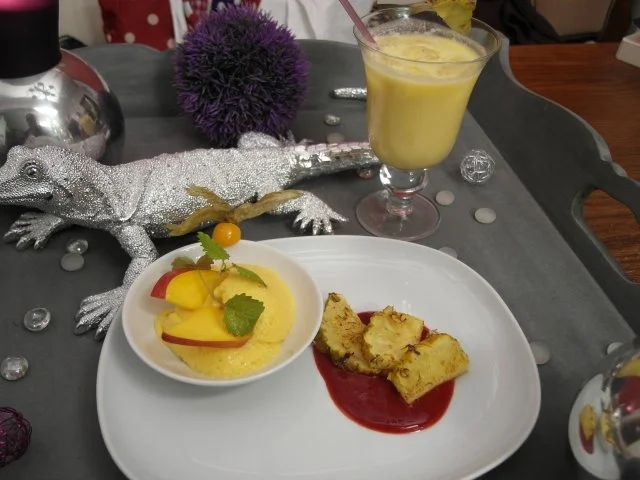 Rezept: Mangomousse mit gebratener Ananas auf rotem Fruchspiegel Mangomousse mit gebratener Ananas auf rotem Fruchspiegel - Rezept