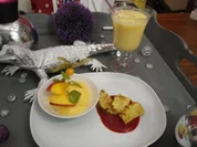 Mangomousse mit gebratener Ananas auf rotem Fruchspiegel - Rezept