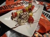 "Der Beginn einer wunderbaren Freundschaft" - Fruchtspieße mit weißer & dunkler Kuvertüre - Rezept