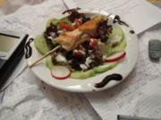 Geflügelspießchen im Salatbett mit "scharfem Friesen" - Rezept