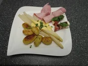 Spargel mit gerolltem Schinken, Mozzarella im Schinkenmantel, dazu neue Kartoffeln - Rezept