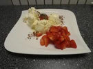 Vanilleeis aus eigener Herstellung garniert mit frischen Erdbeeren und Sahne - Rezept