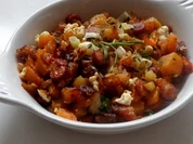 Gekräuterte Kürbis-Kartoffel-Pfanne mit Cabanossi und Feta - Rezept