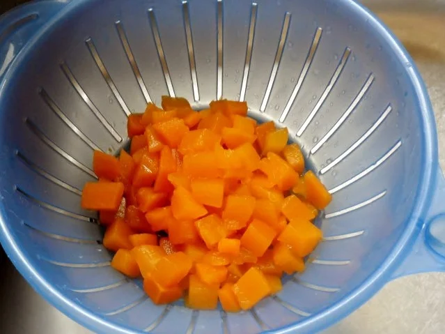 Gekräuterte Kürbis-Kartoffel-Pfanne mit Cabanossi und Feta - Rezept - Bild Nr. 5