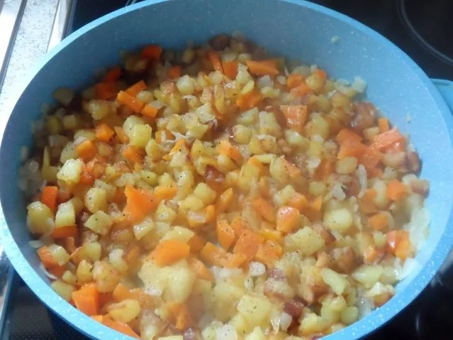 Gekräuterte Kürbis-Kartoffel-Pfanne mit Cabanossi und Feta - Rezept - Bild Nr. 7