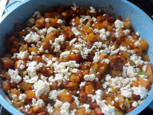 Gekräuterte Kürbis-Kartoffel-Pfanne mit Cabanossi und Feta - Rezept - Bild Nr. 9