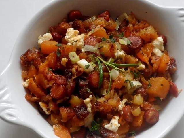 Gekräuterte Kürbis-Kartoffel-Pfanne mit Cabanossi und Feta - Rezept - Bild Nr. 11