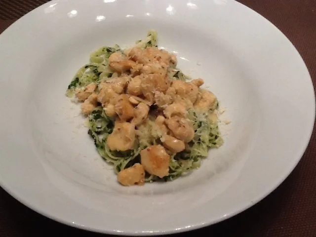 Bocconcini di pollo al parmigiano con spinaci eTagliatelle - Rezept