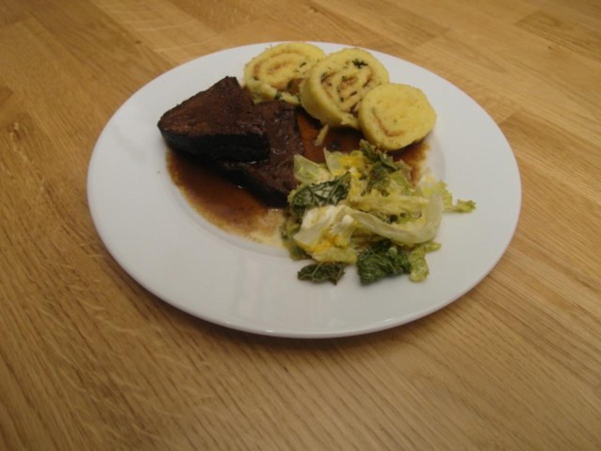 Bilder für Sauerbraten in Rotweinsoße mit Reibekuchen, dazu Orangenwirsing und Wickelklöße - Rezept