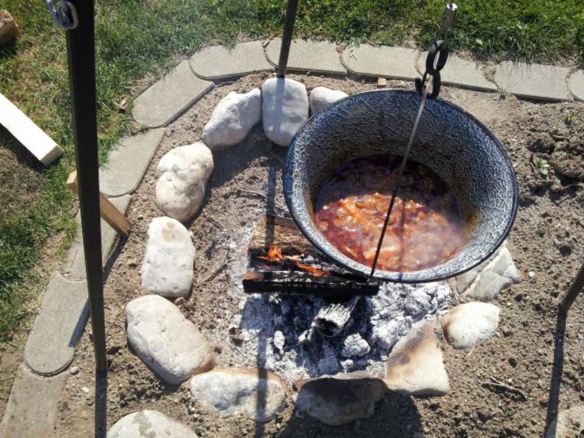 Kessel: feuriges ungarisches Kesselgulasch Bogrács gulyás - einfach ...