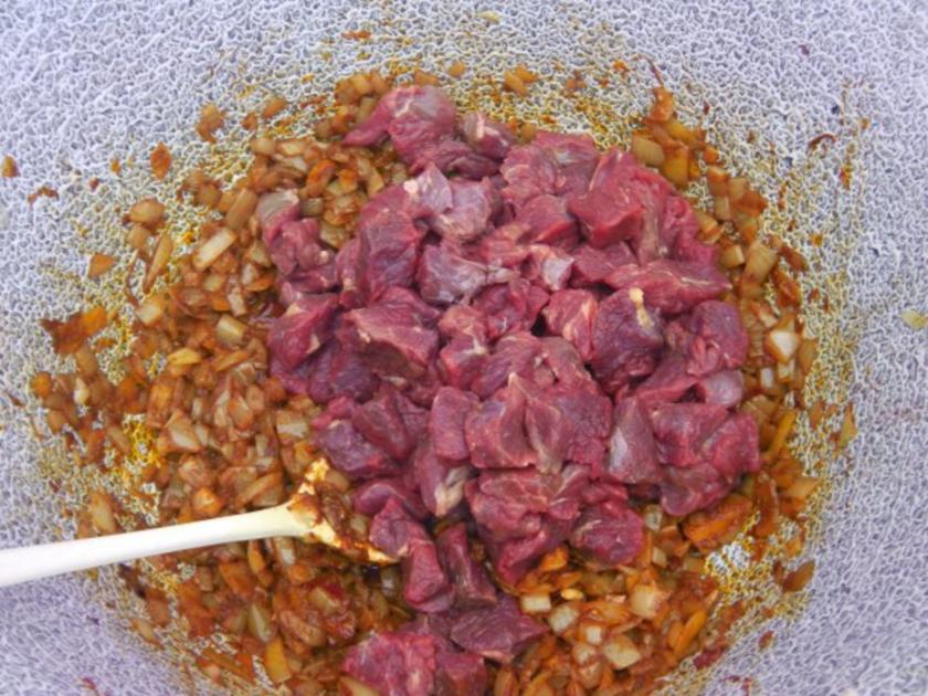 Kessel: feuriges ungarisches Kesselgulasch Bogrács gulyás - einfach ...
